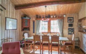 海姆瑟达尔Amazing Home In Hemsedal With 3 Bedrooms的一间带桌椅的用餐室