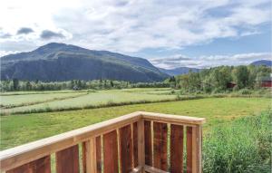 海姆瑟达尔Amazing Home In Hemsedal With 3 Bedrooms的享有田野和山脉景致的木制甲板