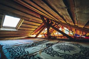 舍内克Blickinsfreie - Cabin的一张位于带木制天花板的客房内的大床