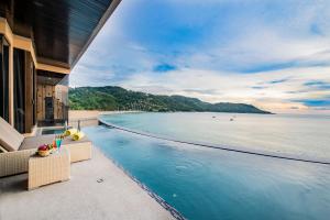 卡塔海滩Impiana Private Villas Kata Noi的以及海景阳台。