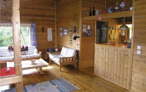 巴里斯川3 Bedroom Amazing Home In Balestrand的客厅设有木墙和木地板