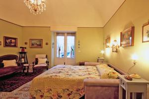 基亚拉蒙泰-古尔菲Dimora Vera的一间卧室配有一张大床和一个吊灯。