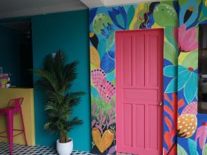 奥斯洛布Way Shack Hostel的色彩缤纷的客房,设有门和壁画