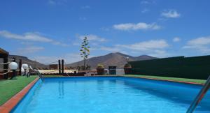 TriquivijateCasa de Campo Hiurma的一座山地游泳池