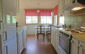 VanserumCozy Home In Frjestaden With Kitchen的厨房配有桌椅