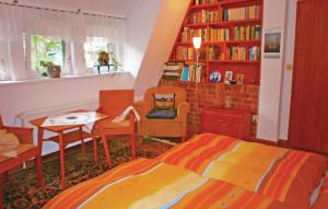 普雷罗Stunning Home In Prerow With Wifi And 1 Bedrooms的一间卧室设有一张床和一个书架