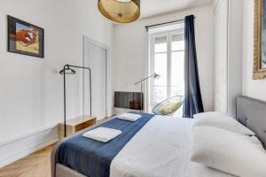 里昂NOCNOC - L'Escapade的一间白色卧室,配有床和电视