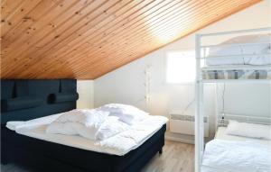 布拉纳斯Awesome Home In Brans With Wifi的一间卧室设有双层床和木制天花板