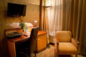 乔左维尔考普尔斯基MCM普拉斯酒店的酒店客房配有一张桌子、一把椅子和一台电视