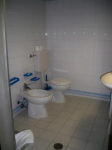 奥尔贝泰洛艾隆内RTA酒店的浴室设有2个卫生间和水槽