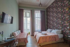 希俄斯Agora Residence的一间酒店客房,设有两张床和电视