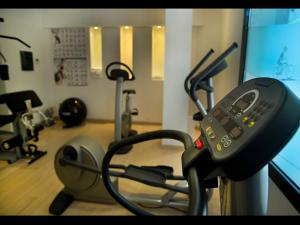帕多瓦米兰酒店的一间设有健身房的房间,里面装有手机
