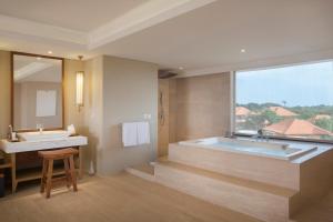 勒吉安Royal Suites at The Bandha的带浴缸、水槽和镜子的浴室