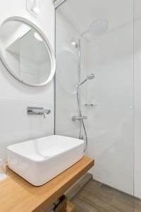 罗维尼Blubini Heritage House的浴室设有白色水槽和镜子