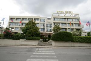 LarinoPark Hotel Campitelli的一座建筑,前面有一个公园酒店