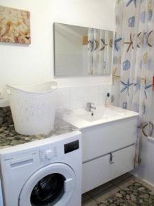 卡斯提永拉巴泰伊L'Escale的一间带洗衣机和水槽的浴室
