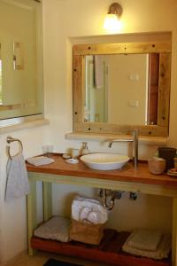 哈德内斯B&B - Racheli Bar-Lev的一间带水槽和镜子的浴室