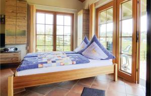 ObersgegenAmazing Home In Krperich-obersgegen With Sauna的一间卧室配有一张带蓝色枕头的床。
