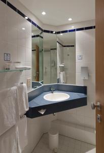 安特卫普安特卫普市北智选假日酒店的一间带水槽和镜子的浴室