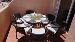 卡萨雷斯Estrella de La Bahia的一张桌子,上面有椅子和一盘食物