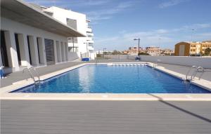 洛斯杜尔斯2 Bedroom Lovely Apartment In Orihuela Costa的建筑物屋顶上的游泳池