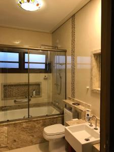 瓜拉雷马Casa Bela Vista的带淋浴、卫生间和盥洗盆的浴室