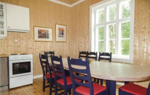 FemundsundetCozy Home In Engerdal With House A Mountain View的厨房配有木桌和椅子