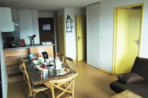 格尔姆莱萨德雷特佩拉古德公寓的一间带桌子的客厅和一间厨房