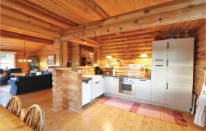 GnosjöNice Home In Gnosj With Sauna的小木屋内的厨房和客厅