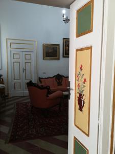 莫诺波利B&B Palazzo Antonelli的通往带沙发的客厅的门