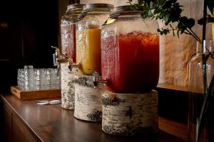 格兰纳吉尔内奥特内酒店的一行装满桌子上的饮料的罐子