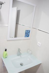 普拉森西亚格耶思科广场旅馆的白色的浴室设有水槽和镜子