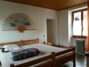 BrenoCasa Hürlimann的一间卧室配有一张木架大床