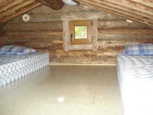 索特Toola-Lodge的小木屋内带两张床的房间