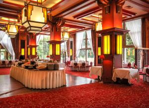 迪沃讷莱班格兰德酒店的大房间中间设有一张桌子