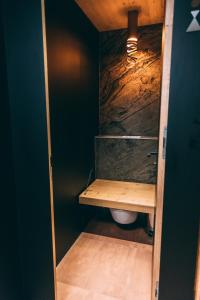 萨斯费Apart Lodge belMont的一间带卫生间和木架的浴室