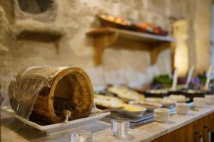 于尔居普Taru Cave Suites的一张桌子上放着面包和其他食物