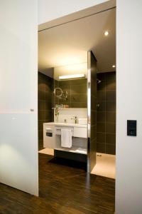 慕尼黑科尼格斯坦酒店的一间带水槽和镜子的浴室
