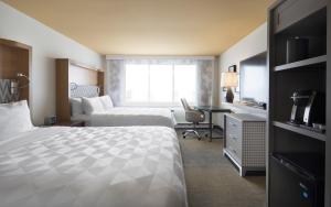 隆格伊蒙特利尔隆格伊假日酒店的酒店客房配有两张床和一张书桌