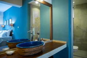 哈塔伊LUWİ ANTAKYA BOUTİQUE HOTEL的浴室设有2个蓝色的墙壁和水槽