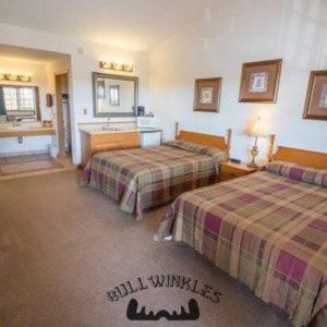 波普勒布拉夫Bullwinkles Rustic Lodge的酒店客房设有两张床和盥洗盆