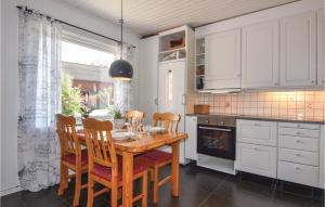 SollebrunnGorgeous Home In Sollebrunn With Wifi的厨房配有木桌、椅子和窗户