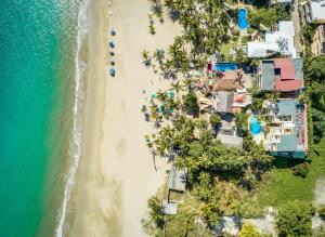 喀巴里特Hotel Villa Taina的享有海滩的空中景致,设有房屋和海洋