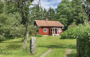 BroddetorpAwesome Home In Falkping With Kitchen的院子中间的红色房子