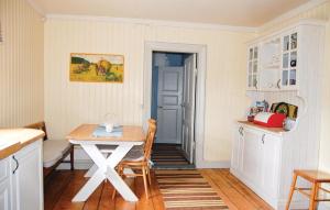 BroddetorpAwesome Home In Falkping With Kitchen的一个带桌子和桌子的小厨房