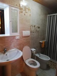 格罗塔列Sogni d'Oro的一间带卫生间和水槽的浴室