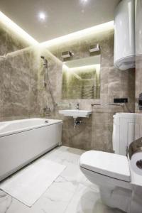 基辅Allurapart Plaza的浴室配有盥洗盆、卫生间和浴缸。