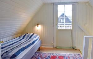 赫尔湾2 Bedroom Gorgeous Home In Hllviken的一间小卧室,配有床和窗户