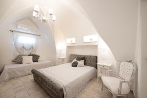 佩兹迪格雷科Il Vecchio Frantoio的一间卧室配有两张床和椅子