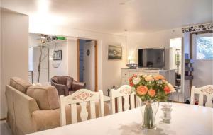 赫尔湾Cozy Home In Hllviken With Wifi的客厅配有带花瓶的桌子